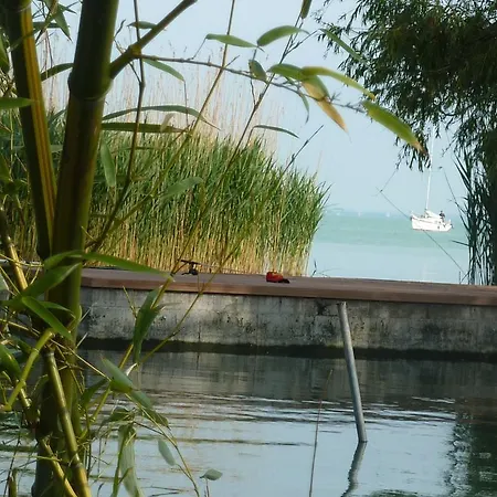 Partiszel A Fuke Yachtnal Penzion Balatonalmádi